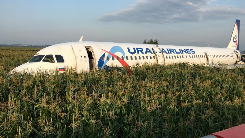 Atterrissage d'urgence d'un avion russe : aucun mort à déplorer, les pilotes décorés
