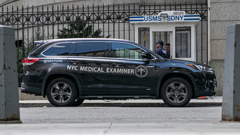 L'autopsie de Jeffrey Epstein révélerait des fractures au niveau du cou, l'incertitude demeure