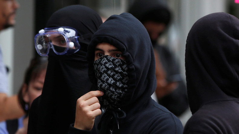 Jets de projectiles, coups de marteau : manifestations sous haute tension à Portland (VIDEO)