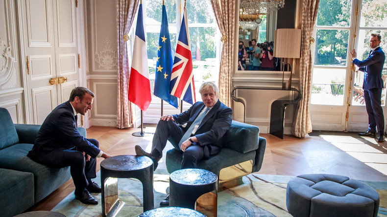 Les pieds dans le plat ? Venu discuter du Brexit, Boris Johnson prend ses aises à l'Elysée (IMAGES)