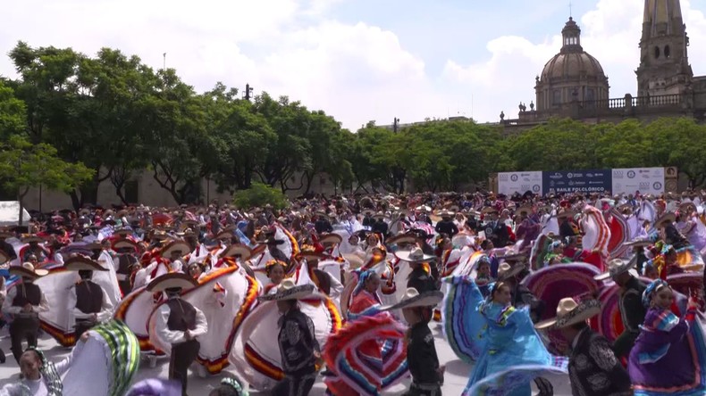 Mexique : des danseurs folkloriques battent un record du monde à Guadalajara