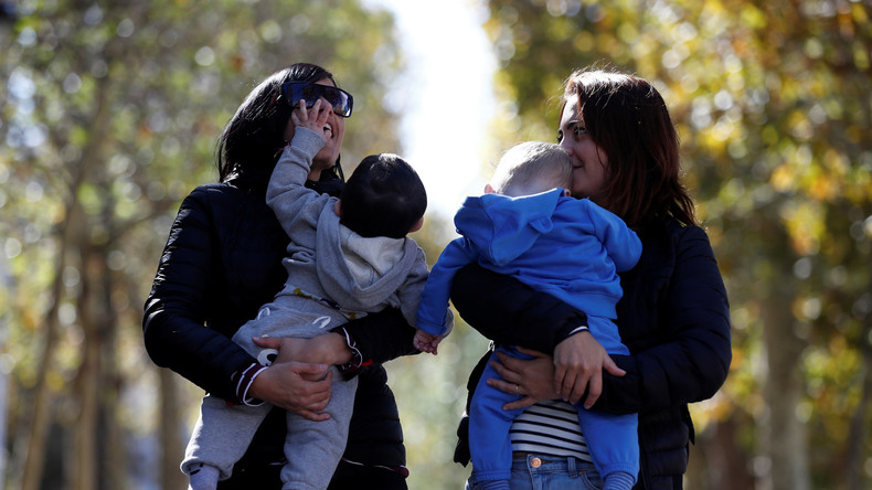 PMA : «Mère» et «mère» seront inscrits sur les actes de naissance des enfants de couples de femmes