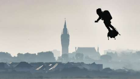 L’homme au flyboard : le Français Franky Zapata traverse la Manche