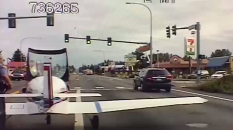 Atterrissage d'urgence d’un avion KR2 sur une autoroute à Spanaway