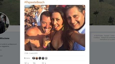 Torse nu derrière les platines, cocktail à la main... Les images de Salvini à la plage font le buzz