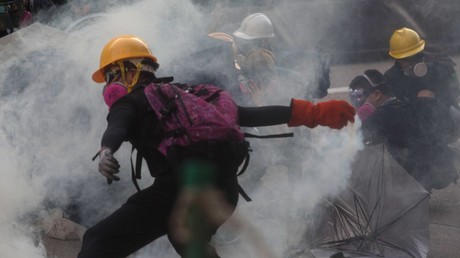 Lacrymo et lasers : les impressionnants heurts entre manifestants et police à Hong Kong (IMAGES)