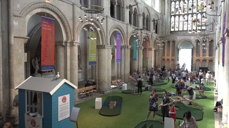 Royaume-Uni : un mini-golf déployé dans la nef médiévale de la cathédrale de Rochester
