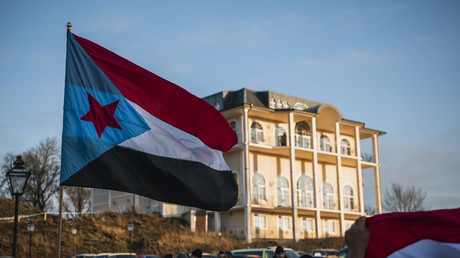Le drapeau du Yémen Sud, brandit lors d'une manifestation près de Stockholm en Suède, en décembre 2018 (image d'illustration).