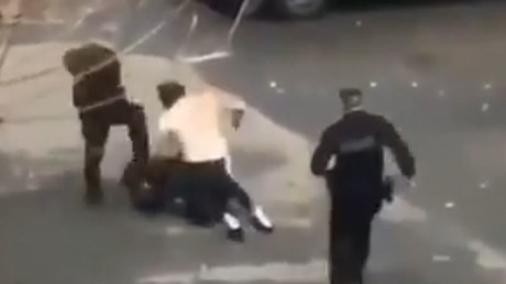 Capture d'écran Twitter d'une vidéo montrant deux hommes s'empoigner violemment avant l'interpellation d'un des deux.