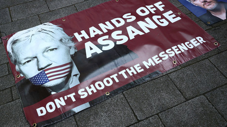 Des bannières en soutien à Julian Assange devant le tribunal de Westminster à Londres, en Grande-Bretagne, le 11 avril 2019.