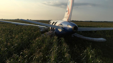 Moscou : le miraculeux atterrissage d'urgence de l'Airbus A321 filmé depuis l'intérieur (VIDEO)