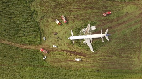 Russie : le site d’atterrissage d’urgence d’Airbus A321 filmé par un drone