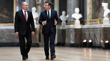Le président russe Vladimir Poutine et son homologue français Emmanuel Macron, dans la Galerie des batailles du château de Versailles, lors de leur unique rencontre en France, le 29 mai 2017 (image d'illustration).