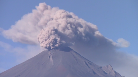 Mexique : le volcan Popocatepetl crache d'énormes nuages de cendres