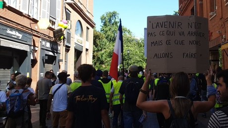 En été et sous la pluie «l'acte XL» rassemble seulement quelques centaines de Gilets jaunes (IMAGES)