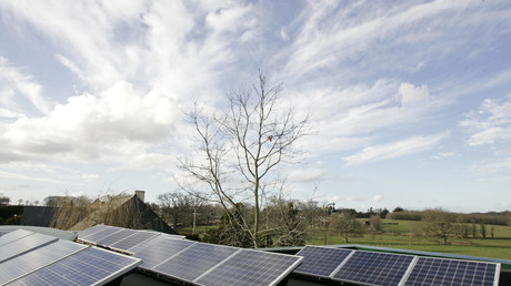 Le 14 février 2006 des capteurs d'énergie solaire équipent une école primaire à Langouët. Dans cette commune bretonne le maire a interdit en mai les pesticides à moins de 150 mètres des habitations.
