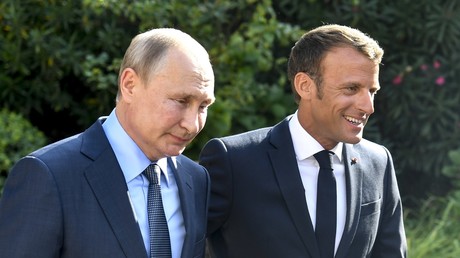 Le président français Emmanuel Macron accueille son homologue russe Vladimir Poutine au fort de Brégançon, le 19 août 2019 (image d'illustration).