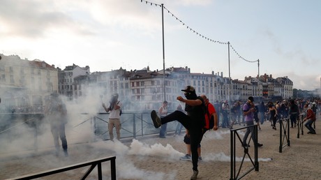 Gaz lacrymogènes et canon à eau : heurts à Bayonne lors de la manifestation anti-G7 (IMAGES)