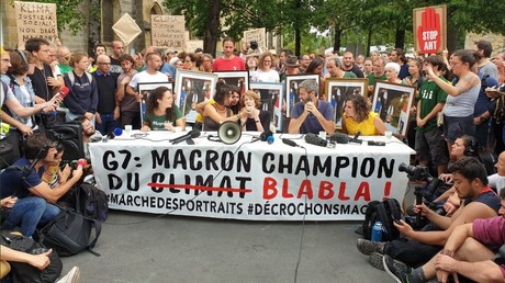 G7 et écologie : à Bayonne, une «marche des portraits» de Macron décrochés des mairies (IMAGES)