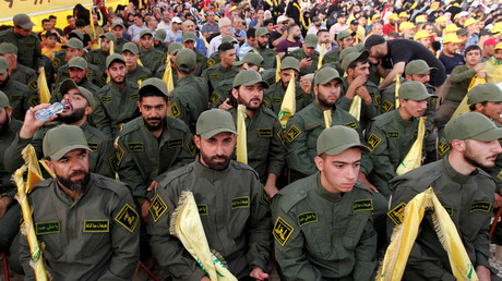 Des membres du Hezbollah écoutent la prise de parole de Hassan Nasrallah après que deux drones ont endommagé le centre des médias du mouvement chiite au Liban, le 25 août 2019.