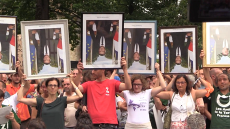 Ecologie : Macron couronné «champion du blabla» lors de la «marche des portraits»