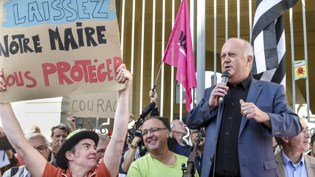 Le maire de Langouet, Daniel Cueff , s’adresse aux manifestants à son arrivée devant le tribunal administratif de Rennes, le 22 août 2019.