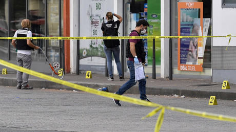 Des policiers se déploient devant une pharmacie à Villeurbanne, où s'est produite une attaque au couteau qui a coûté la vie à une personne et blessé huit autres, le 31 août 2019.