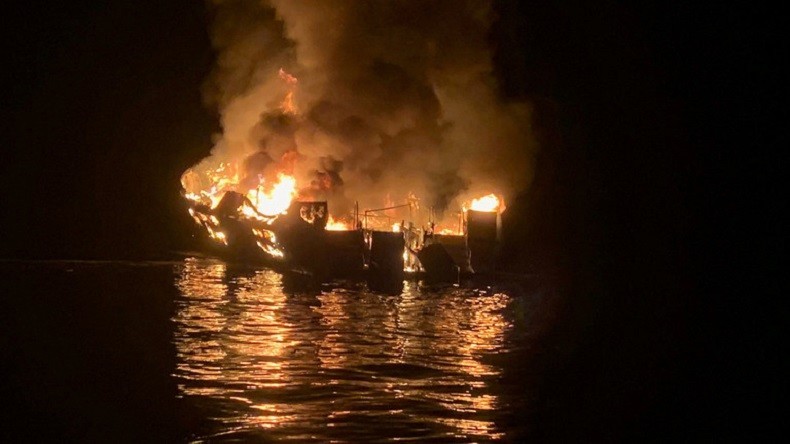 Incendie sur un bateau au large de la Californie : 20 corps retrouvés, 14 disparus
