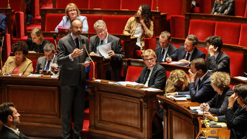 Aide aux personnes âgées : le gouvernement fait volte-face et renonce à son coup de rabot
