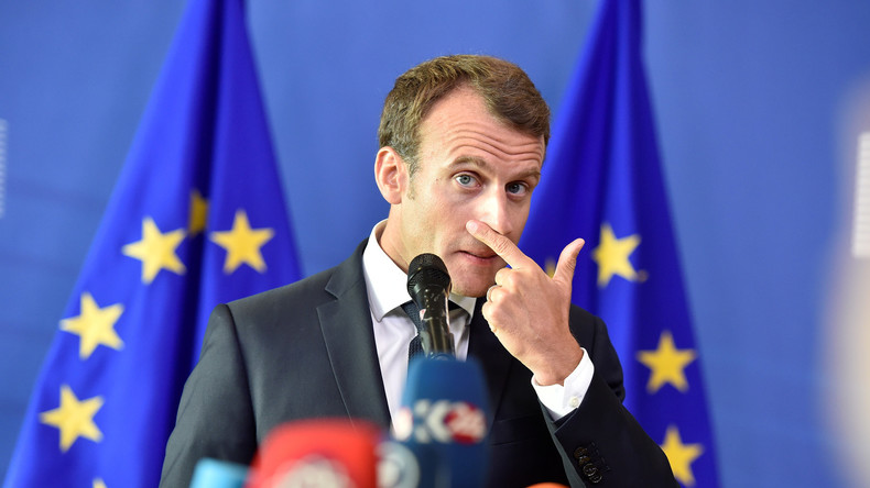Emmanuel Macron poursuit son offensive sur l'immigration