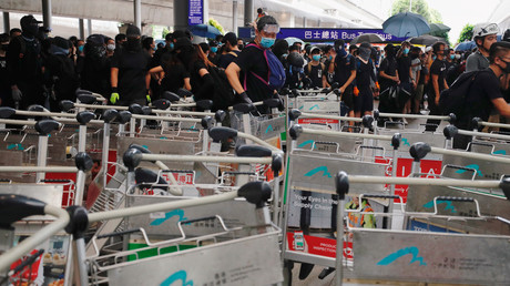 Au lendemain de heurts avec la police, des manifestants perturbent l'accès à l'aéroport de Hong Kong