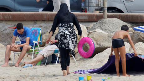 Une femme portant le burkini sur une plage de Marseille, le 17 août 2016 (image d'illustration).