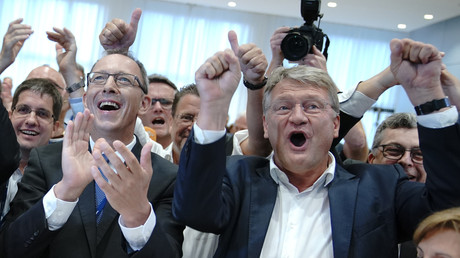 Jörg Urban, candidat de la Saxe et chef de l’AfD dans la région, 
 et le co-président du parti, Joerg Meuthen, expriment leur joie à l'annonce des premières estimations des deux scrutins régionaux, le 1er septembre 2019 à Dresde.