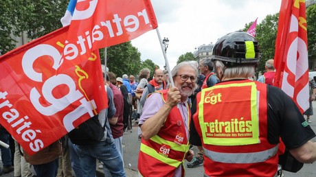 Des manifestants brandissent des drapeaux de la Confédération générale du travail (CGT) lors d'un rassemblement de retraités convoqué par différents syndicats à Paris le 20 juin 2019 (illustration).