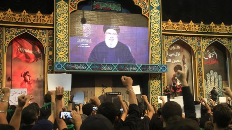 Des partisans du Hezbollah expriment leur soutien au leader du mouvement chiite, Hassan Nasrallah, lors de son allocution télévisée, le 2 septembre 2019.