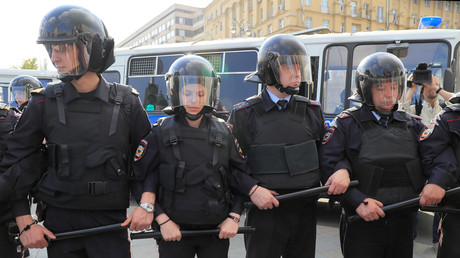 Les forces de l'ordre russes encadrent une manifestation à Moscou.
