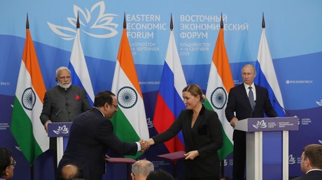 Le président russe Vladimir Poutine (d.) et le Premier ministre indien Narendra Modi (g.) lors de la cérémonie de signature des documents communs faisant suite aux pourparlers russo-indiens du Ve Forum économique de l'Est à Vladivostok, le 4 septembre 2019.