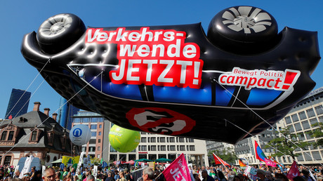 Salon de Francfort : des militants écologistes manifestent contre l’industrie automobile