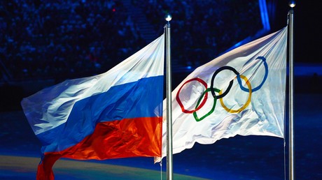 Le drapeau russe et le drapeau olympique