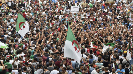 Algérie : contre les récentes annonces, des dizaines de milliers de manifestants dans les rues