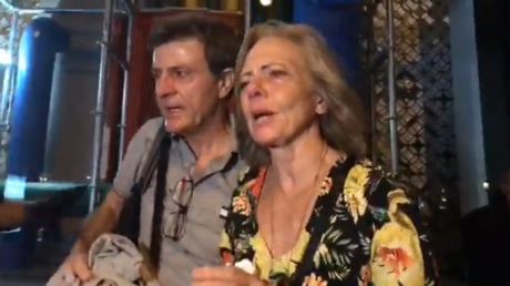 «Gazés en plein visage», un couple de touristes est évacué des Champs-Elysées (VIDEO)