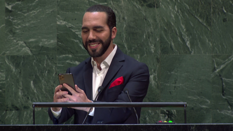 Le nouveau président salvadorien fait un selfie avant de prendre la parole à l’Assemblée générale