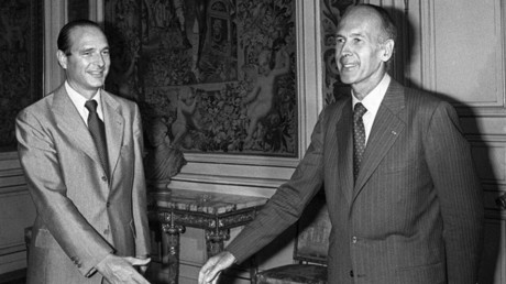 Le président de la République, Valéry Giscard d'Estaing, accompagné de son Premier ministre, Jacques Chirac, le 25 août 1976, à l'Elysée, à Paris (image d'illustration).