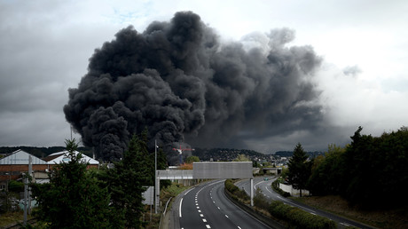 Un panache de fumée s'échappe d'une usine de Lubrizol classée Seveso à Rouen, le 26 septembre 2019.