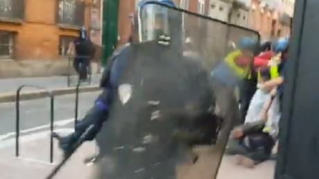 Un policier se dirige vers un journaliste de RT France avant de lui asséner un coup de matraque lors de l'acte 46 des Gilets jaunes à Toulouse, le 28 septembre 2019.