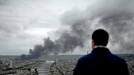 Visage couvert, mouchoir noirci, discours télévisés... L'opposition commente l'incendie de Rouen