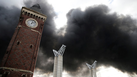 Un panache de fumée s'élève dans le ciel de Rouen, après l'incendie dans l'usine de Lubrizol, le 26 septembre 2019 (image d'illustration).