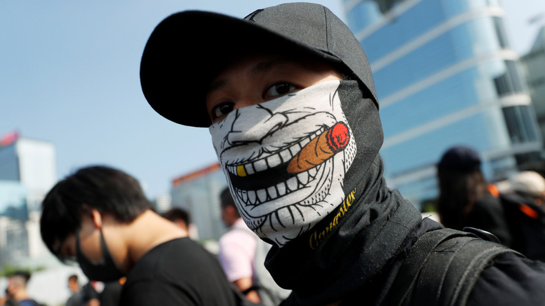 Le gouvernement de Hong Kong applique une loi d'urgence sur l'interdiction du port du masque