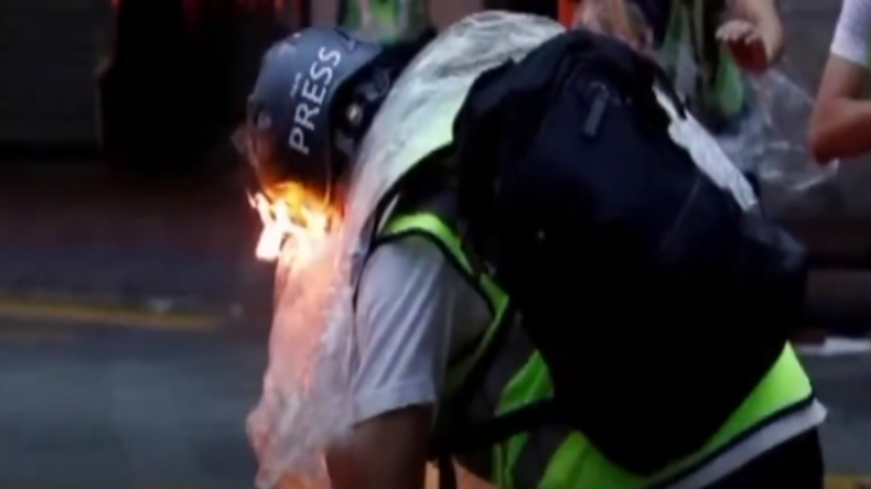 Hong Kong : un journaliste du service public touché par un projectile en flammes (VIDEO)