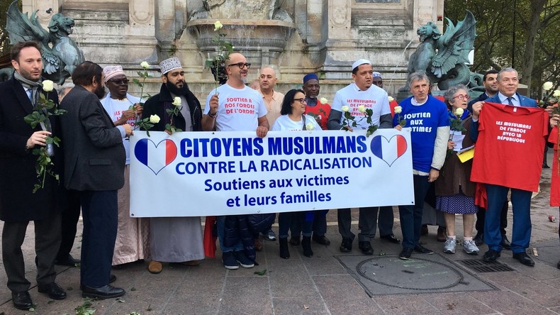 Des imams rendent un hommage aux familles des victimes de l'attaque de la Préfecture de police